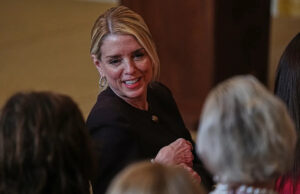 Democratas fogem do briefing dos líderes do Departamento de Justiça sobre os arquivos de Epstein Yahoo news home