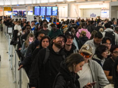 Democratas vencem batalha de financiamento pelo ICE Desenho animado de Mike Luckovich