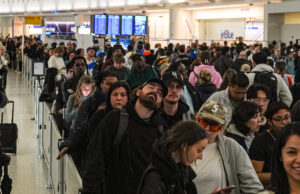 Democratas vencem batalha de financiamento pelo ICE Desenho animado de Mike Luckovich