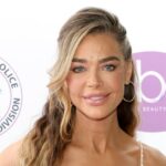 Denise Richards está se sentindo ‘saudável e confiante’ depois de refazer seus implantes mamários rompidos
