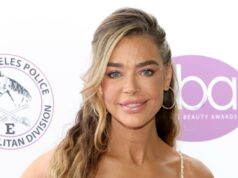Denise Richards revela fotos impressionantes de antes e depois do lifting facial Denise Richards está se sentindo ‘saudável e confiante’ depois de refazer seus implantes mamários rompidos