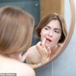 Dr Mark Burhenne, conhecido online como The Sleep Dentist, alerta que problemas dentários comuns podem indicar um desequilíbrio no microbioma oral - as bactérias 'boas' em sua boca (estoque)