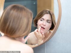 Dentista nomeia os sinais de alerta do câncer de intestino que aparecem na boca: ‘Não ignore sangramento nas gengivas, mau hálito e língua branca e pegajosa’ Dr Mark Burhenne, conhecido online como The Sleep Dentist, alerta que problemas dentários comuns podem indicar um desequilíbrio no microbioma oral - as bactérias 'boas' em sua boca (estoque)