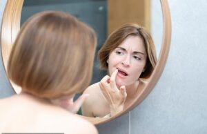 Dentista nomeia os sinais de alerta do câncer de intestino que aparecem na boca: ‘Não ignore sangramento nas gengivas, mau hálito e língua branca e pegajosa’ Dr Mark Burhenne, conhecido online como The Sleep Dentist, alerta que problemas dentários comuns podem indicar um desequilíbrio no microbioma oral - as bactérias 'boas' em sua boca (estoque)