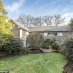 Quando esta propriedade na arborizada Richmond, no sudoeste de Londres, foi construída em 1968, Harold Wilson era primeiro-ministro, um litro de cerveja custava £ 1,70 e Neil Armstrong ainda não tinha posto os pés na lua.