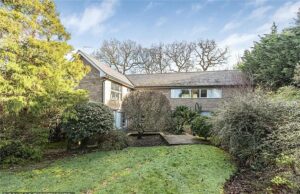 Dentro da casa londrina dos anos 1960 que chegou ao mercado por £ 3 milhões – e é como uma cápsula do tempo Quando esta propriedade na arborizada Richmond, no sudoeste de Londres, foi construída em 1968, Harold Wilson era primeiro-ministro, um litro de cerveja custava £ 1,70 e Neil Armstrong ainda não tinha posto os pés na lua.