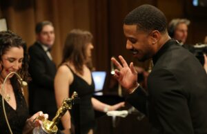 Dentro do Governors Ball, onde as estrelas tiveram seus Oscars gravados e comeram nuggets de frango com caviar Dentro do Governors Ball, onde as estrelas tiveram seus Oscars gravados e comeram nuggets de frango com caviar