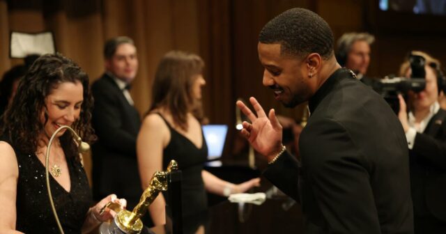 Dentro do Governors Ball, onde as estrelas tiveram seus Oscars gravados e comeram nuggets de frango com caviar
