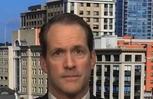 Dep. Himes: Kent ‘joga em’ ‘tropos anti-semitas’, mas ‘tenho que segurá-lo’ por renunciar por princípio Dep. Himes: Kent 'joga em' 'tropos anti-semitas', mas 'tenho que segurá-lo' por renunciar por princípio