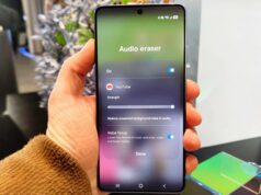 Depois de 5 minutos com o Samsung Galaxy S26 Ultra, sua melhor novidade é algo que eu não esperava Um smartphone Galaxy S26 cercado por emojis raivosos e símbolos de fogo, sobrepostos com um carimbo vermelho 'CALM DOWN'