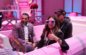 Depois de Noem, qual amigo de Trump deveria ser expulso em seguida? O presidente Donald Trump gesticula das escadas do Força Aérea Um ao chegar à Base Conjunta de Andrews, Maryland, sexta-feira, 27 de fevereiro de 2025. (AP Photo/Luis M. Alvarez)