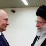 O líder supremo, aiatolá Ali Khamenei, e o presidente russo Vladimir Putin se cumprimentam em Teerã em 2022.