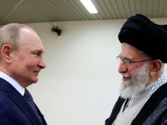 Depois do Irã, russos dizem que não se pode confiar nos EUA nas negociações sobre a Ucrânia O líder supremo, aiatolá Ali Khamenei, e o presidente russo Vladimir Putin se cumprimentam em Teerã em 2022.