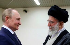 Depois do Irã, russos dizem que não se pode confiar nos EUA nas negociações sobre a Ucrânia O líder supremo, aiatolá Ali Khamenei, e o presidente russo Vladimir Putin se cumprimentam em Teerã em 2022.