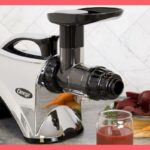 Espremedor Omega fazendo suco verde com frutas e legumes frescos.