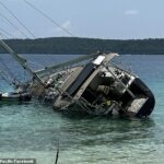 O iate passou acima do solo depois que uma tempestade o varreu em direção à costa do porto de Havvanah, em Vanuatu, no início deste mês.