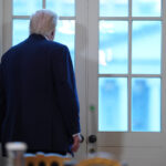 O presidente Donald Trump faz uma representação artística do interior do novo salão de baile da Casa Branca enquanto se encontra com o secretário-geral da OTAN, Mark Rutte, no Salão Oval da Casa Branca, quarta-feira, 22 de outubro de 2025, em Washington. (Foto AP/Alex Brandon)