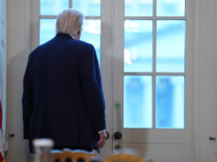 Desenvolvimentos estúpidos e perturbadores na confusão de salão de Trump O presidente Donald Trump faz uma representação artística do interior do novo salão de baile da Casa Branca enquanto se encontra com o secretário-geral da OTAN, Mark Rutte, no Salão Oval da Casa Branca, quarta-feira, 22 de outubro de 2025, em Washington. (Foto AP/Alex Brandon)