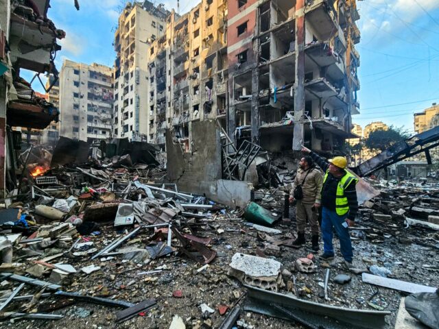 Destruição em Beirute à medida que os bombardeamentos e os deslocamentos em massa continuam

