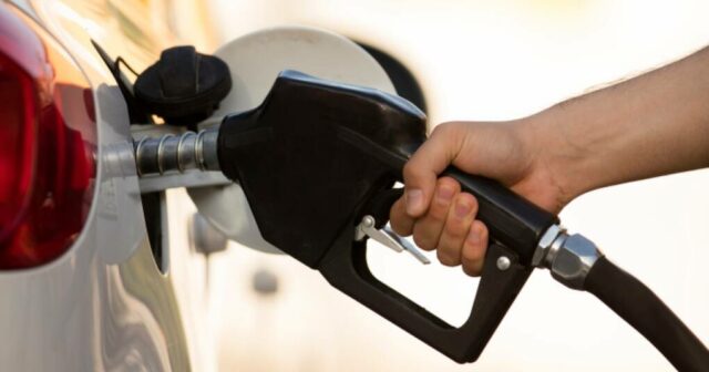 Desvio do preço dos combustíveis: por que razão a remoção do imposto especial de consumo pode criar um aumento a curto prazo
