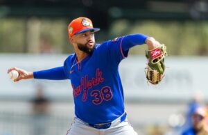 Devin Williams, do Mets, faz a segunda partida consecutiva sem gols O arremessador do New York Mets, Devin Williams (38), lança a bola durante o treinamento de primavera.