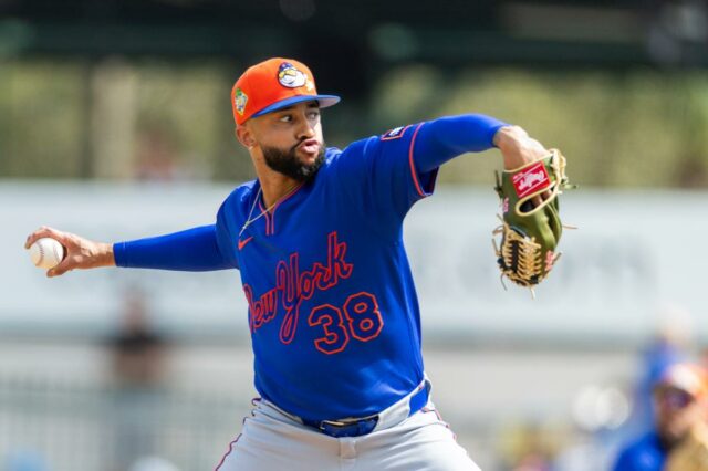 O arremessador do New York Mets, Devin Williams (38), lança a bola durante o treinamento de primavera.