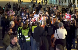 Dezenas de detidos em Tel Aviv enquanto protestos contra a guerra se tornam violentos Dezenas de detidos em Tel Aviv enquanto protestos contra a guerra se tornam violentos