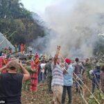 Um avião militar com 121 pessoas a bordo, a maioria soldados, caiu pouco depois de decolar na segunda-feira no sudoeste da Colômbia, matando pelo menos uma pessoa e deixando pelo menos 77 feridos, com muitos mais temidos mortos.