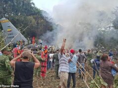 Dezenas de soldados colombianos temem morrer quando avião militar cai logo após a decolagem Um avião militar com 121 pessoas a bordo, a maioria soldados, caiu pouco depois de decolar na segunda-feira no sudoeste da Colômbia, matando pelo menos uma pessoa e deixando pelo menos 77 feridos, com muitos mais temidos mortos.