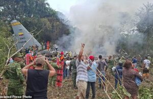 Dezenas de soldados colombianos temem morrer quando avião militar cai logo após a decolagem Um avião militar com 121 pessoas a bordo, a maioria soldados, caiu pouco depois de decolar na segunda-feira no sudoeste da Colômbia, matando pelo menos uma pessoa e deixando pelo menos 77 feridos, com muitos mais temidos mortos.