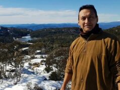 Dezi Freeman morto a tiros após ser encontrado dentro de um contêiner após sete meses de fuga O fugitivo Dezi Freeman foi morto a tiros após sete meses de fuga, após supostamente ter sido encontrado dentro de um contêiner perto de Walwa, a 188 km de Porepunkah.