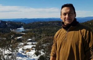 Dezi Freeman morto a tiros após ser encontrado dentro de um contêiner após sete meses de fuga O fugitivo Dezi Freeman foi morto a tiros após sete meses de fuga, após supostamente ter sido encontrado dentro de um contêiner perto de Walwa, a 188 km de Porepunkah.