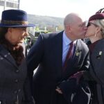 O casal real fez uma exibição muito apaixonada ao chegar ao autódromo de Gloucestershire na quarta-feira - mesmo quando Carole Middleton bateu no encontro