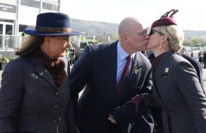 Dia das damas reais! Carole Middleton mostra que está no círculo íntimo ao se juntar a Zara, Rainha Camilla e Princesa Anne em Cheltenham O casal real fez uma exibição muito apaixonada ao chegar ao autódromo de Gloucestershire na quarta-feira - mesmo quando Carole Middleton bateu no encontro