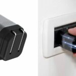 O Rolling Square Supertiny mostrado à esquerda dobrado e à direita em uma tomada elétrica