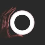 Diário do iPhone: A câmera me permitiu gravar vídeos em condições quase impossíveis | A foto mostra uma mão com um pequeno anel de luz na escuridão total