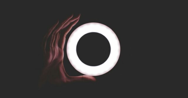 Diário do iPhone: A câmera me permitiu gravar vídeos em condições quase impossíveis | A foto mostra uma mão com um pequeno anel de luz na escuridão total