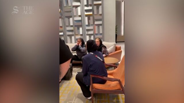 Diáspora iraniana visita hotel da seleção feminina de futebol na Malásia
