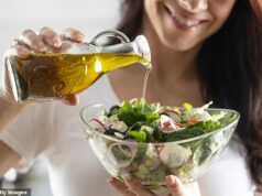 Dieta que cura a dor e a inflamação, elaborada por especialistas: Enjôos constantes e dores nas articulações são os primeiros sinais de problemas que, se não forem controlados, podem se tornar fatais. Agora, uma nova pesquisa tem respostas que mudam vidas O azeite extra-virgem contém oleocanthal, um composto natural formado quando as azeitonas são esmagadas e extraídas e que funciona de forma semelhante ao analgésico ibuprofeno (foto da modelo)