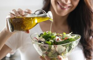 Dieta que cura a dor e a inflamação, elaborada por especialistas: Enjôos constantes e dores nas articulações são os primeiros sinais de problemas que, se não forem controlados, podem se tornar fatais. Agora, uma nova pesquisa tem respostas que mudam vidas O azeite extra-virgem contém oleocanthal, um composto natural formado quando as azeitonas são esmagadas e extraídas e que funciona de forma semelhante ao analgésico ibuprofeno (foto da modelo)