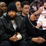 O atacante ferido do Phoenix Suns, Dillon Brooks (esquerda), e o guard Devin Booker (direita) no banco.