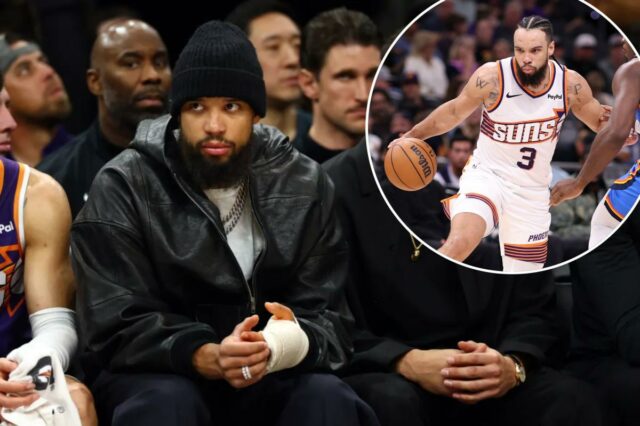 O atacante ferido do Phoenix Suns, Dillon Brooks (esquerda), e o guard Devin Booker (direita) no banco.
