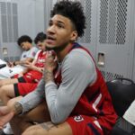 O atacante do Red Storm, Dillon Mitchell, fala com a mídia em 21 de março de 2026, em preparação para a batalha do segundo turno de St. John contra o Kansas no torneio da NCAA.
