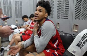 Dillon Mitchell do St. John terá a chance de defender a estrela do Kansas, Darryn Peterson O atacante do Red Storm, Dillon Mitchell, fala com a mídia em 21 de março de 2026, em preparação para a batalha do segundo turno de St. John contra o Kansas no torneio da NCAA.