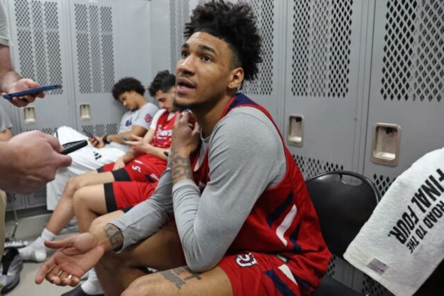 Dillon Mitchell do St. John terá a chance de defender O atacante do Red Storm, Dillon Mitchell, fala com a mídia em 21 de março de 2026, em preparação para a batalha do segundo turno de St. John contra o Kansas no torneio da NCAA.