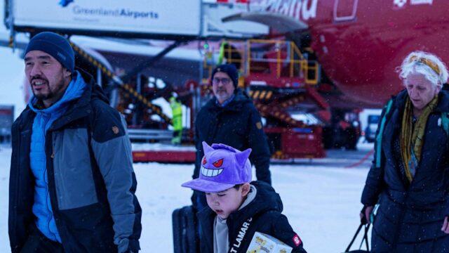 De acordo com uma reportagem da mídia pública dinamarquesa, o Aeroporto de Nuuk, na Groenlândia, era um dos dois aeroportos que os militares dinamarqueses planejavam desativar no caso de uma invasão dos EUA.