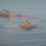 Diretora de 'Algo Familiar' sobre como ensinar o esqueleto em seu armário para dançar: 'Catarse e criatividade podem alquimizar o trauma'