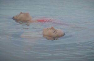 Diretora de ‘Algo Familiar’ sobre como ensinar o esqueleto em seu armário para dançar: ‘Catarse e criatividade podem alquimizar o trauma’ Diretora de 'Algo Familiar' sobre como ensinar o esqueleto em seu armário para dançar: 'Catarse e criatividade podem alquimizar o trauma'