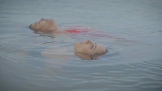 Diretora de 'Algo Familiar' sobre como ensinar o esqueleto em seu armário para dançar: 'Catarse e criatividade podem alquimizar o trauma'
