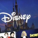 O logotipo OpenAI aparece em um telefone celular na frente de uma tela de computador com dados binários aleatórios, 9 de março de 2023, em Boston. (Foto AP / Michael Dwyer, Arquivo)